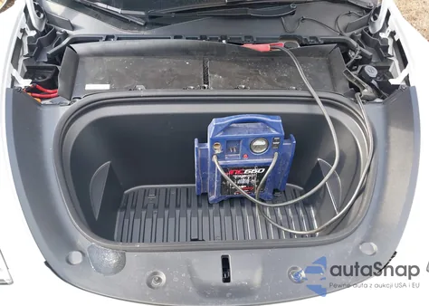 2024 Tesla Model Y Long Range Dual Motor All-Wheel Drive z USA, uszkodzony, nr VIN 7SAYGDEE2RA335897